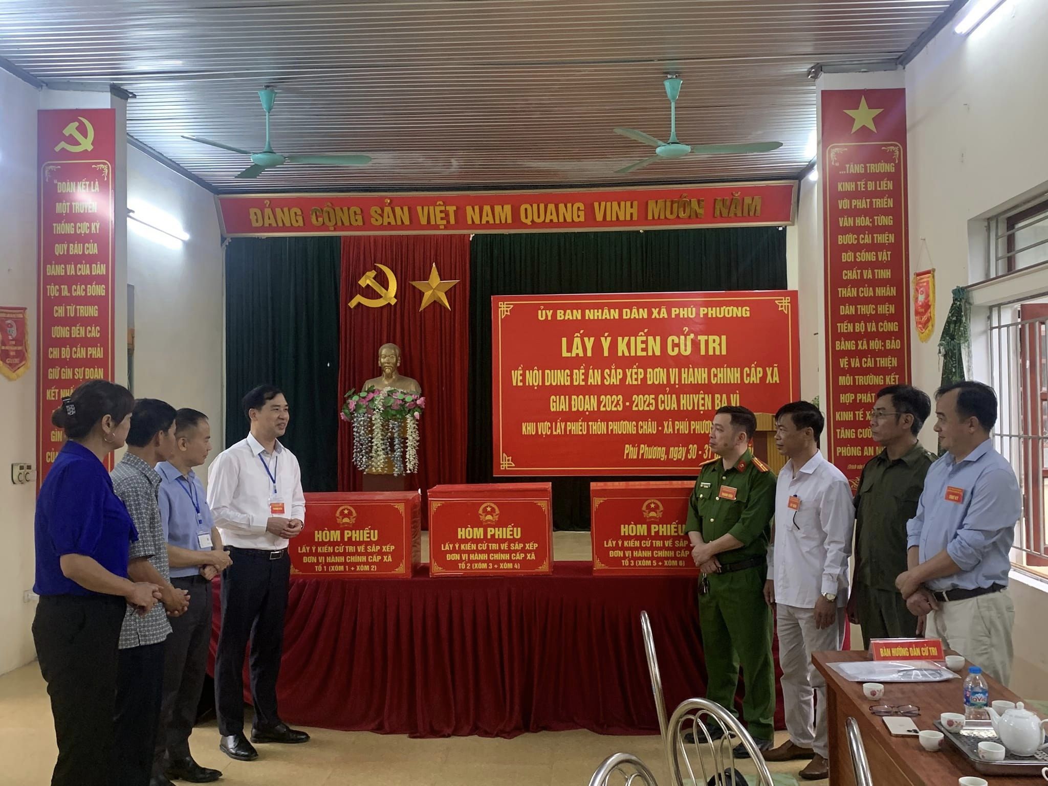 CỬ TRI XÃ PHÚ PHƯƠNG TÍCH CỰC THAM GIA BỎ PHIẾU LẤY Ý KIẾN CỬ TRI VỀ VIỆC SÁP NHẬP ĐVHC CẤP XÃ GIAI ĐOẠN 2023-2025.